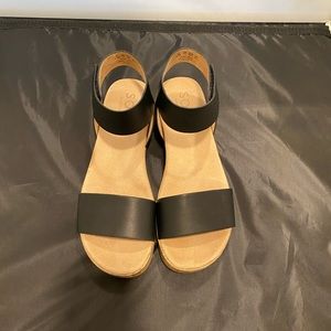 Soul Naturalizer Size 9.5 Black and Tan Sandals